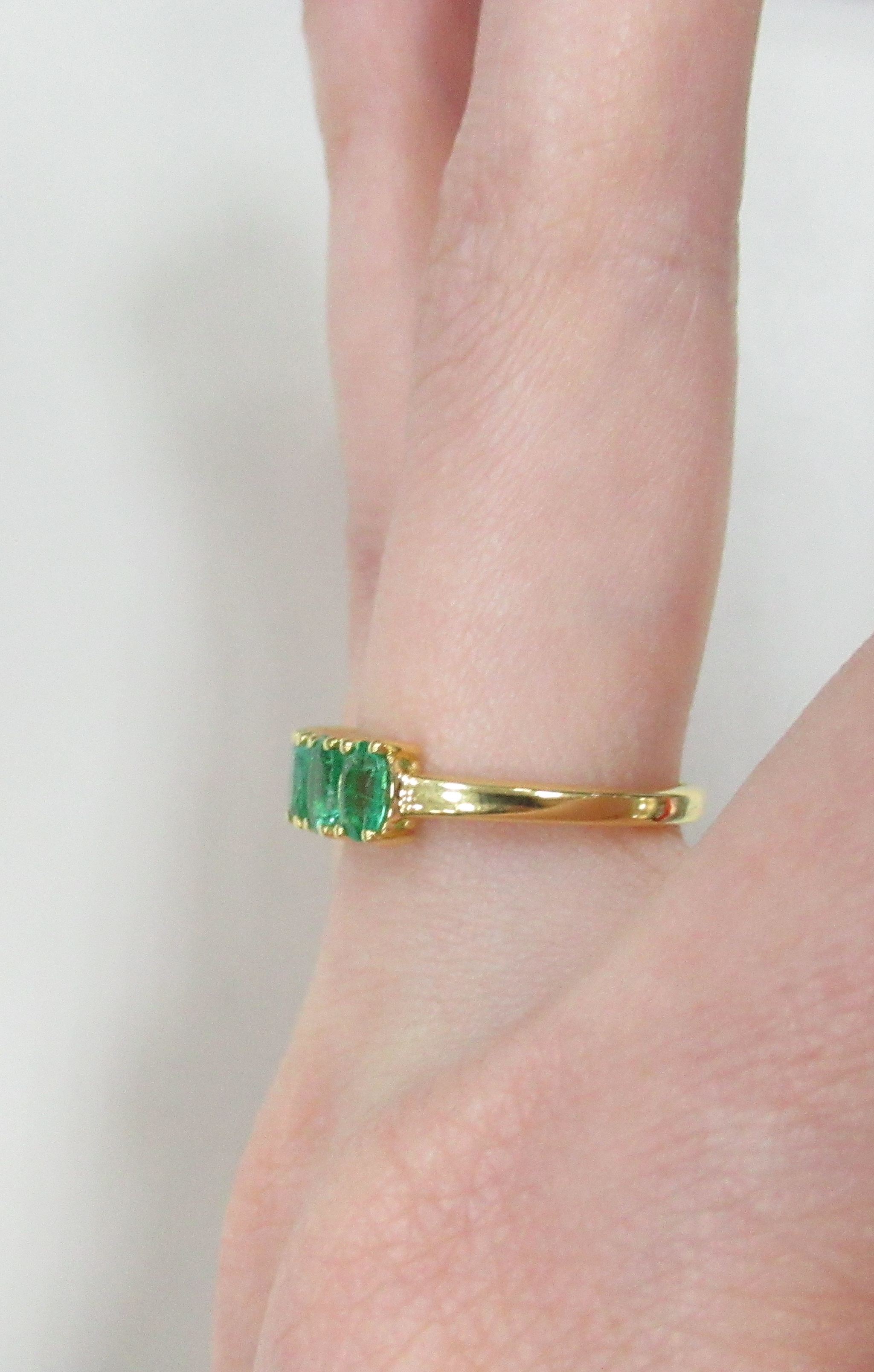 Серебряное кольцо с изумрудами